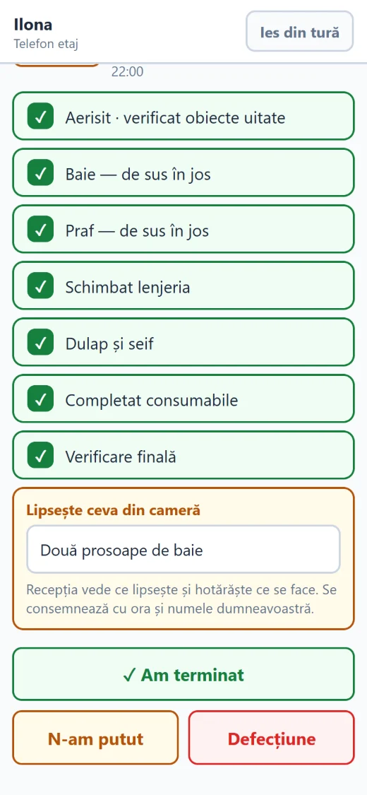 Camerista notează ce lipsește din cameră